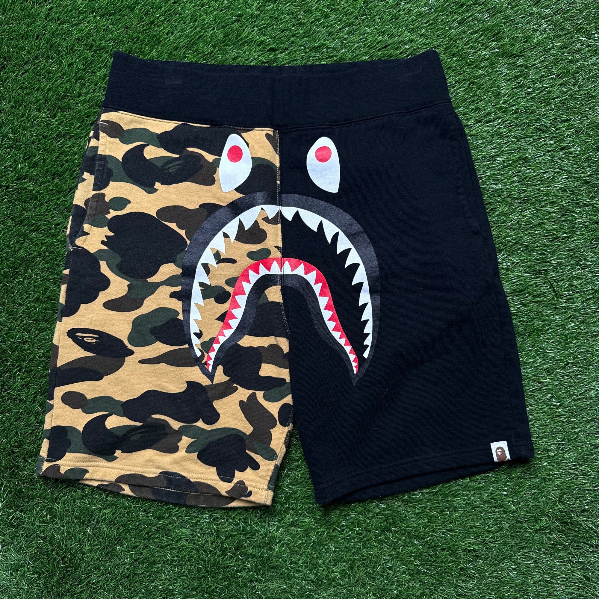 Bape shorts (L)